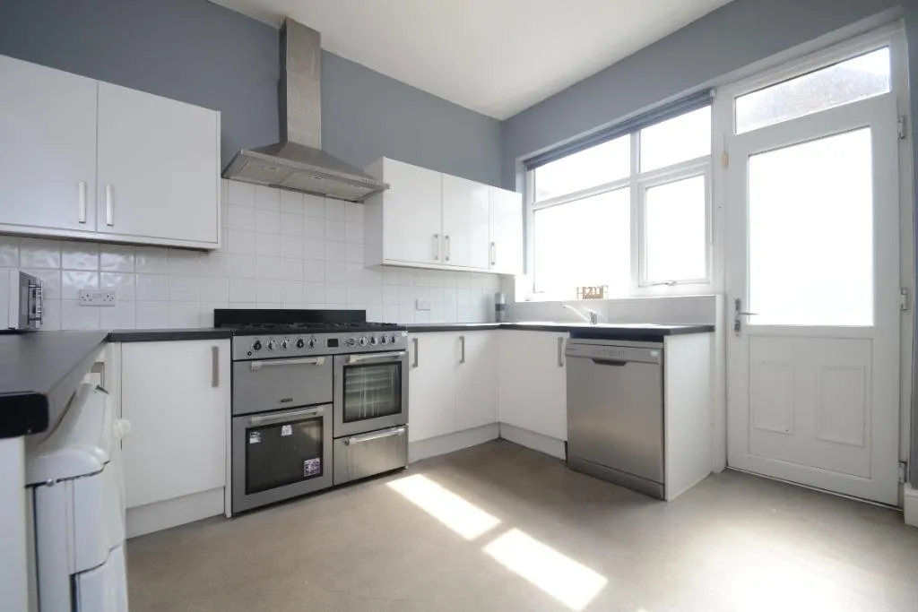 Argyle Avenue, Victoria Park, M14, photo 10