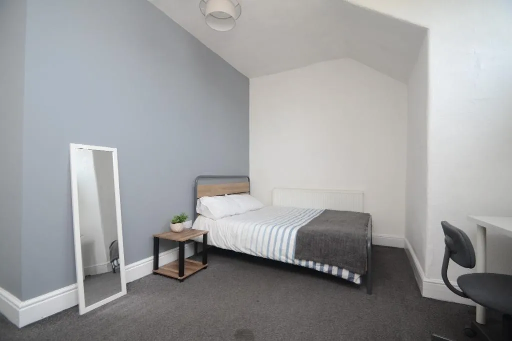 Argyle Avenue, Victoria Park, M14, photo 3