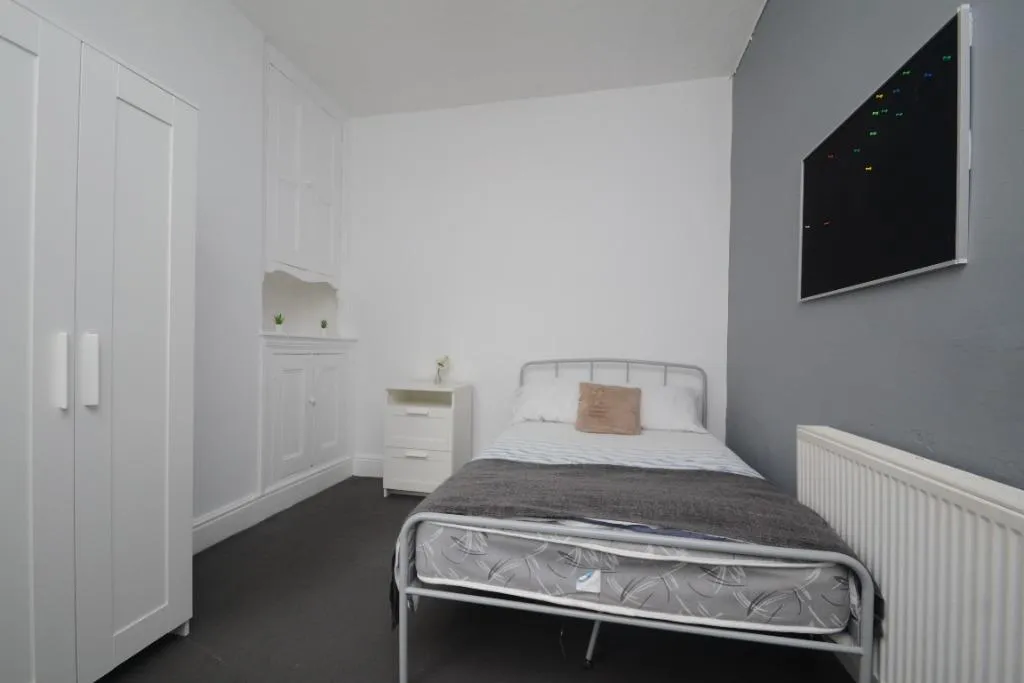 Argyle Avenue, Victoria Park, M14, photo 8