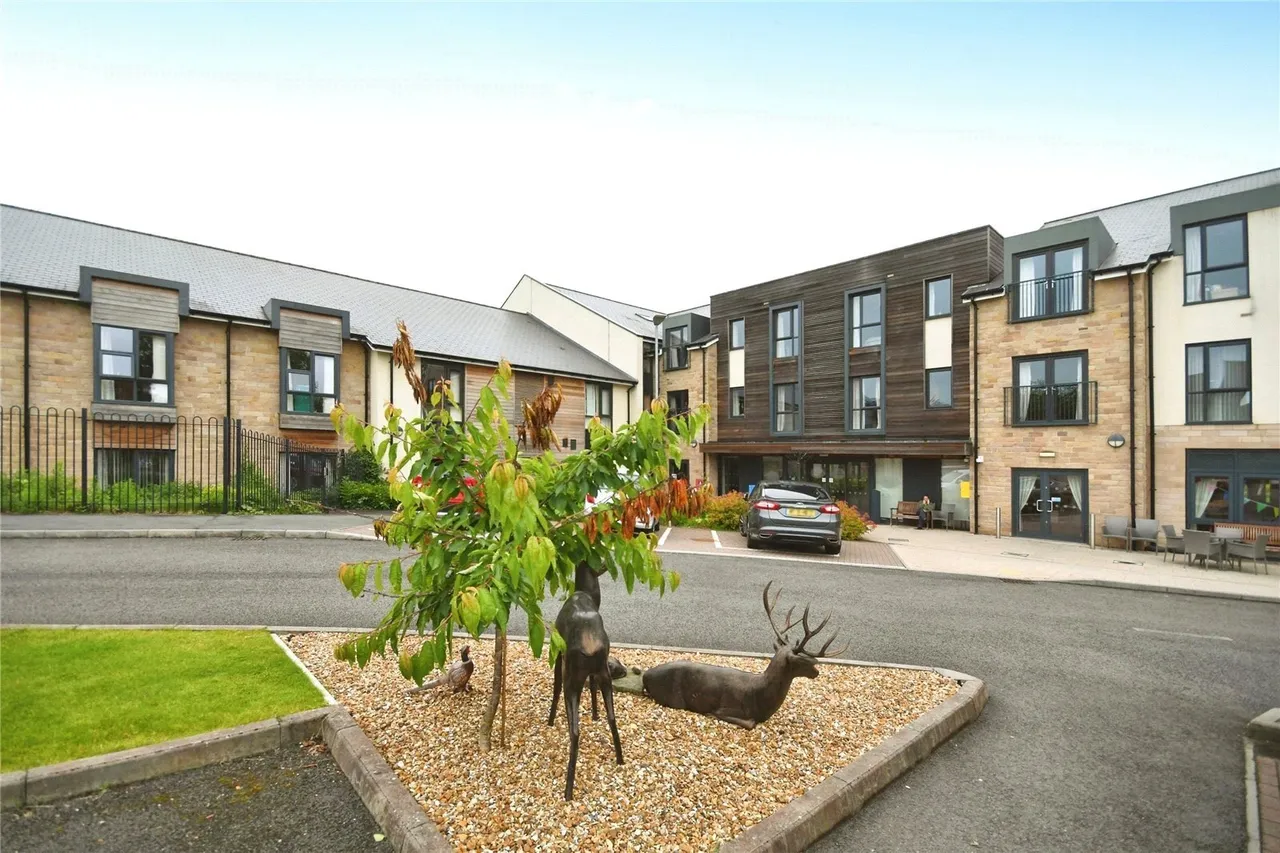 2 bed flat for sale — Brown Edge Road, Buxton, Derbyshire, SK17