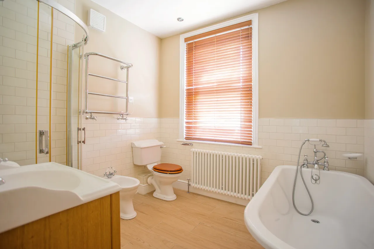 George Lane, Marlborough, SN8, photo 4