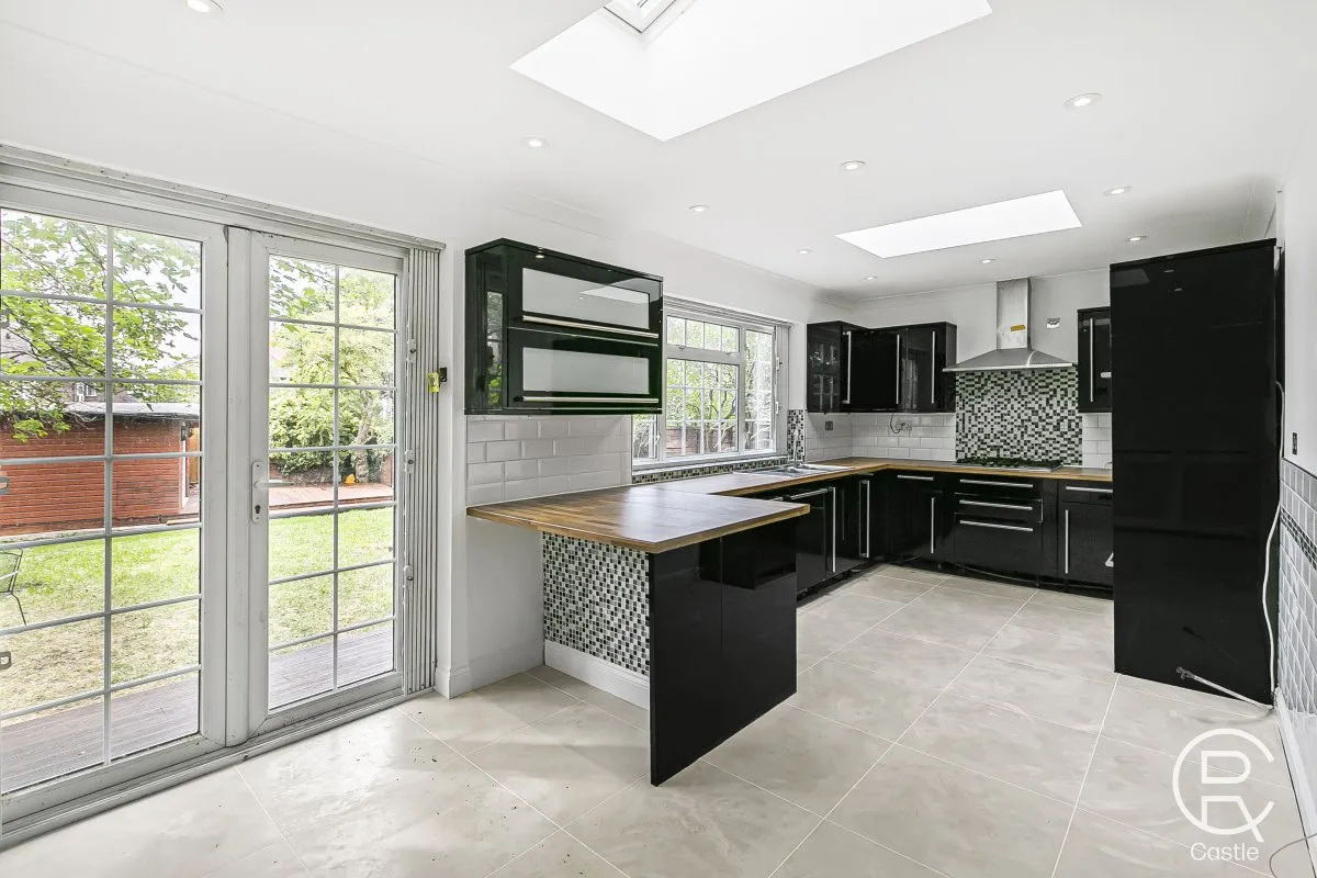 5 bed house to rent — Heath Close, Ealing, W5 3EG