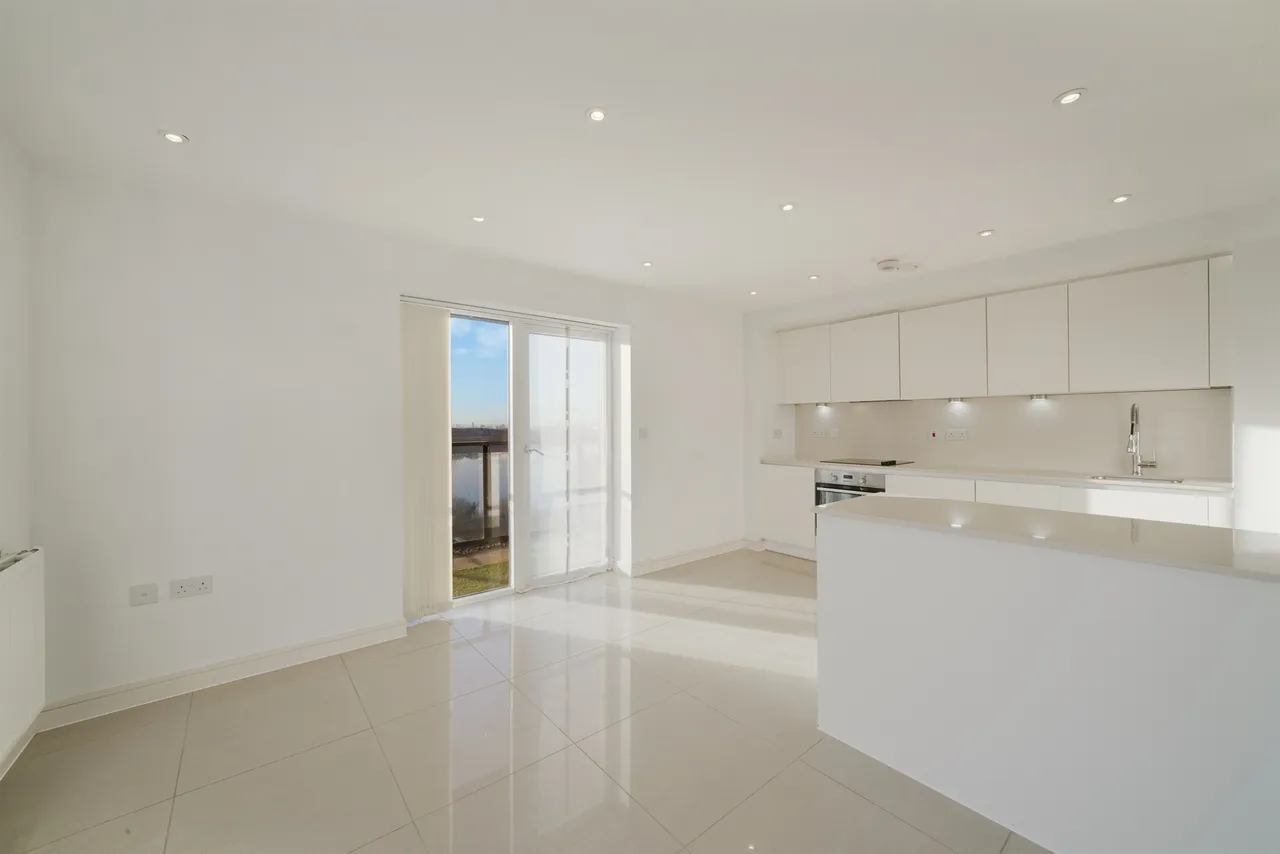 Shearwater Drive, London, photo 7