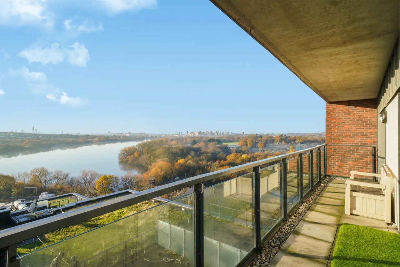 Shearwater Drive, London, photo 4