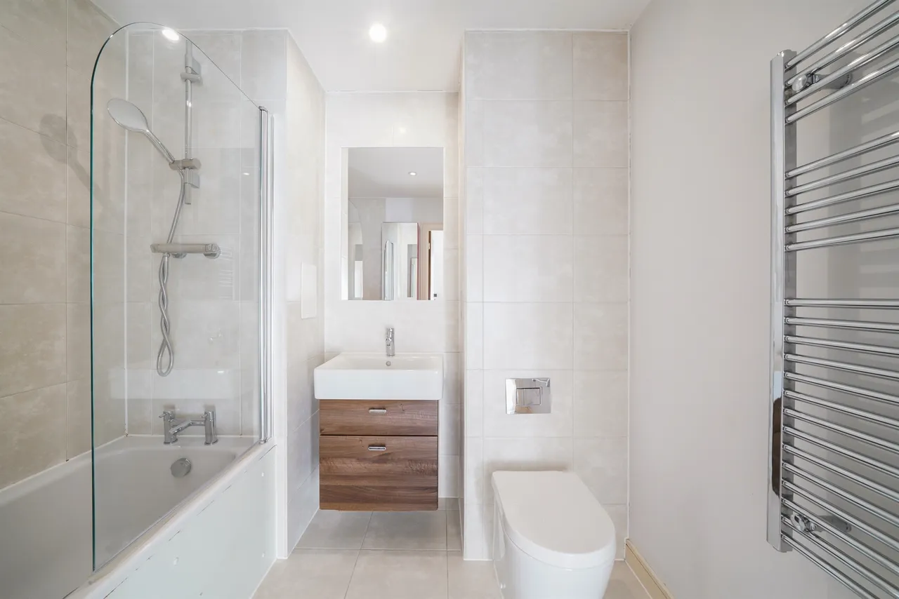 Shearwater Drive, London, photo 8