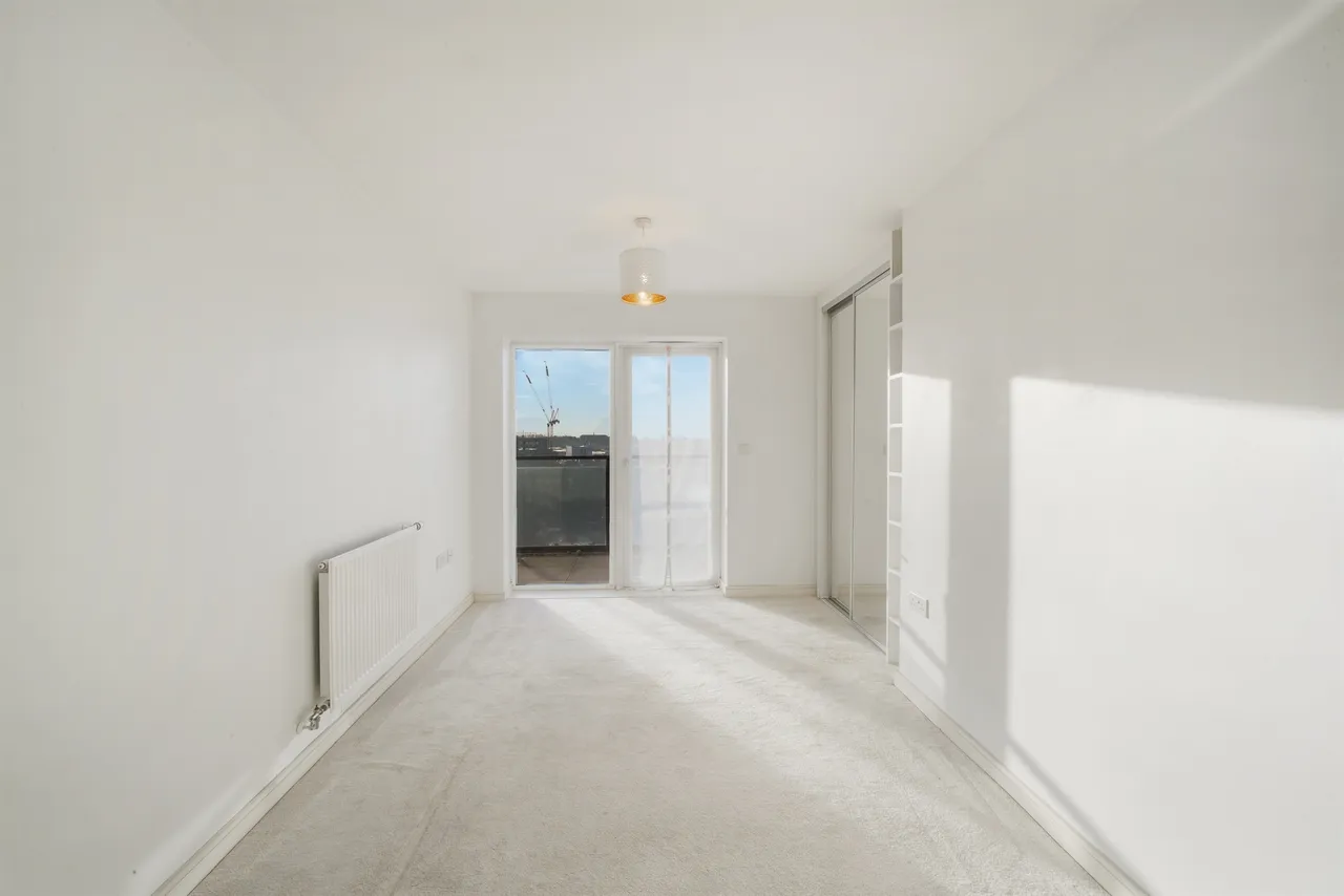 Shearwater Drive, London, photo 9