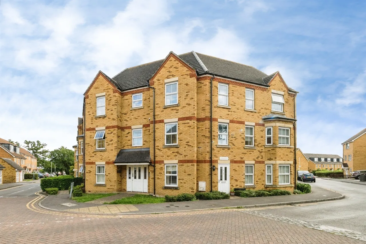2 bed flat for sale, Hyde Close, Romford, RM1
