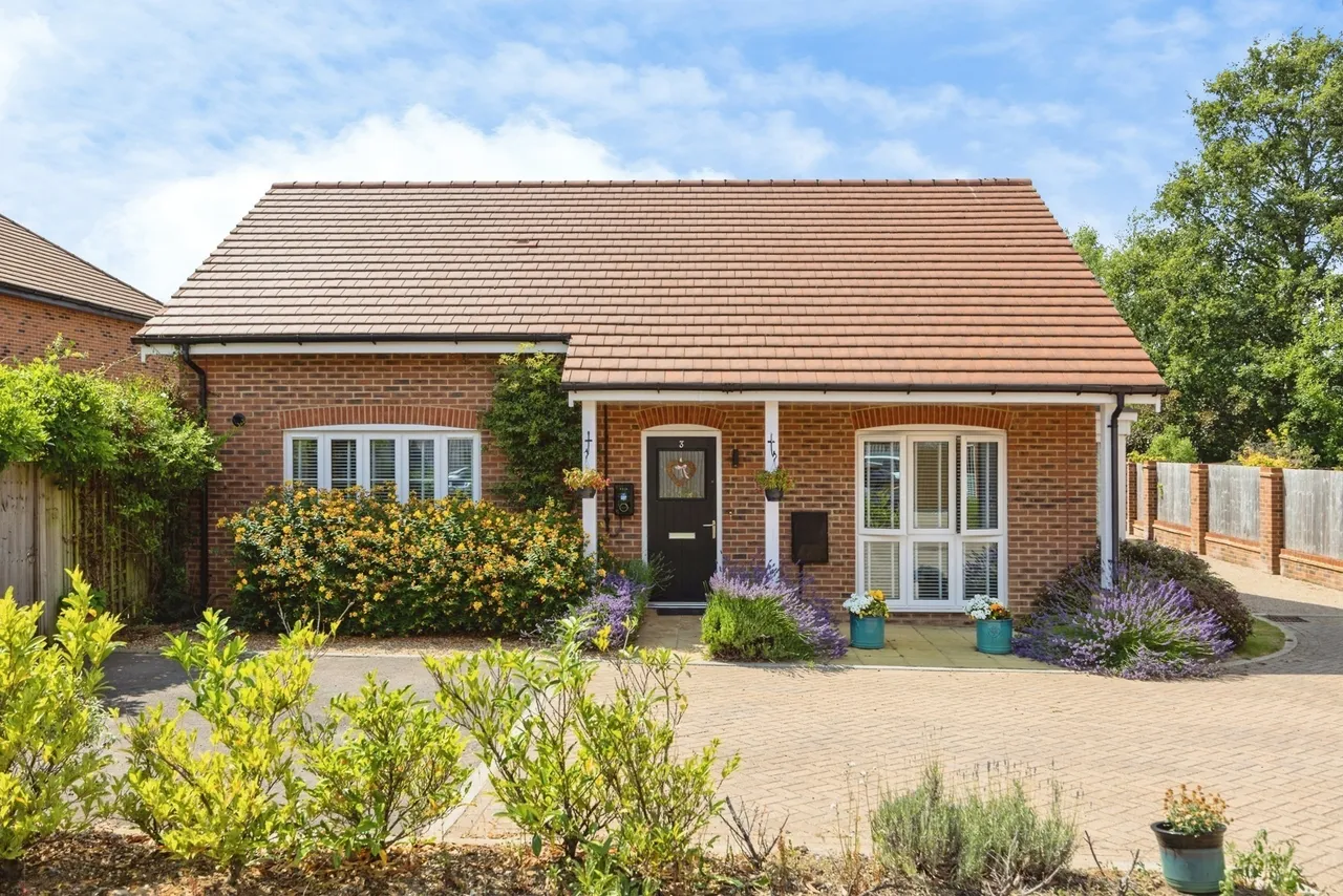 2 bed house for sale, Magnolia Drive, Alfold, GU6