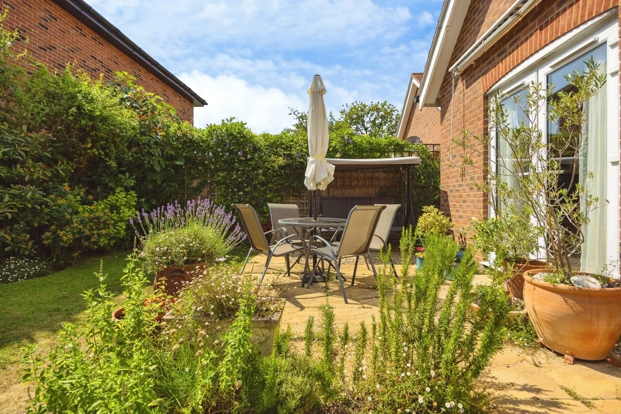 Magnolia Drive, Alfold, GU6, photo 11