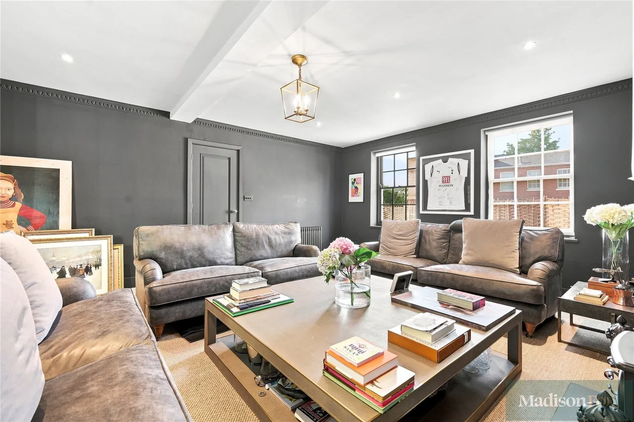 High Mead, Chigwell, IG7, photo 3