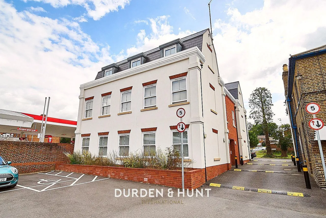 2 bed flat to rent, High Street, Ongar, CM5