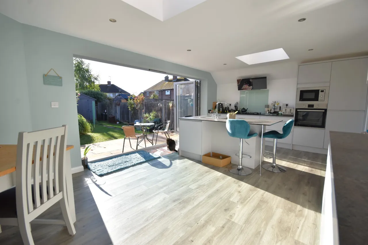 Horley Row, Horley, RH6, photo 4