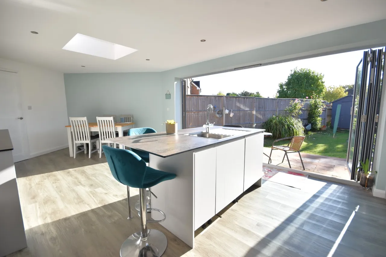 Horley Row, Horley, RH6, photo 3