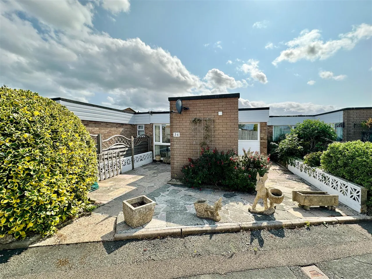 2 bed house to rent, Marina Close, Brixham