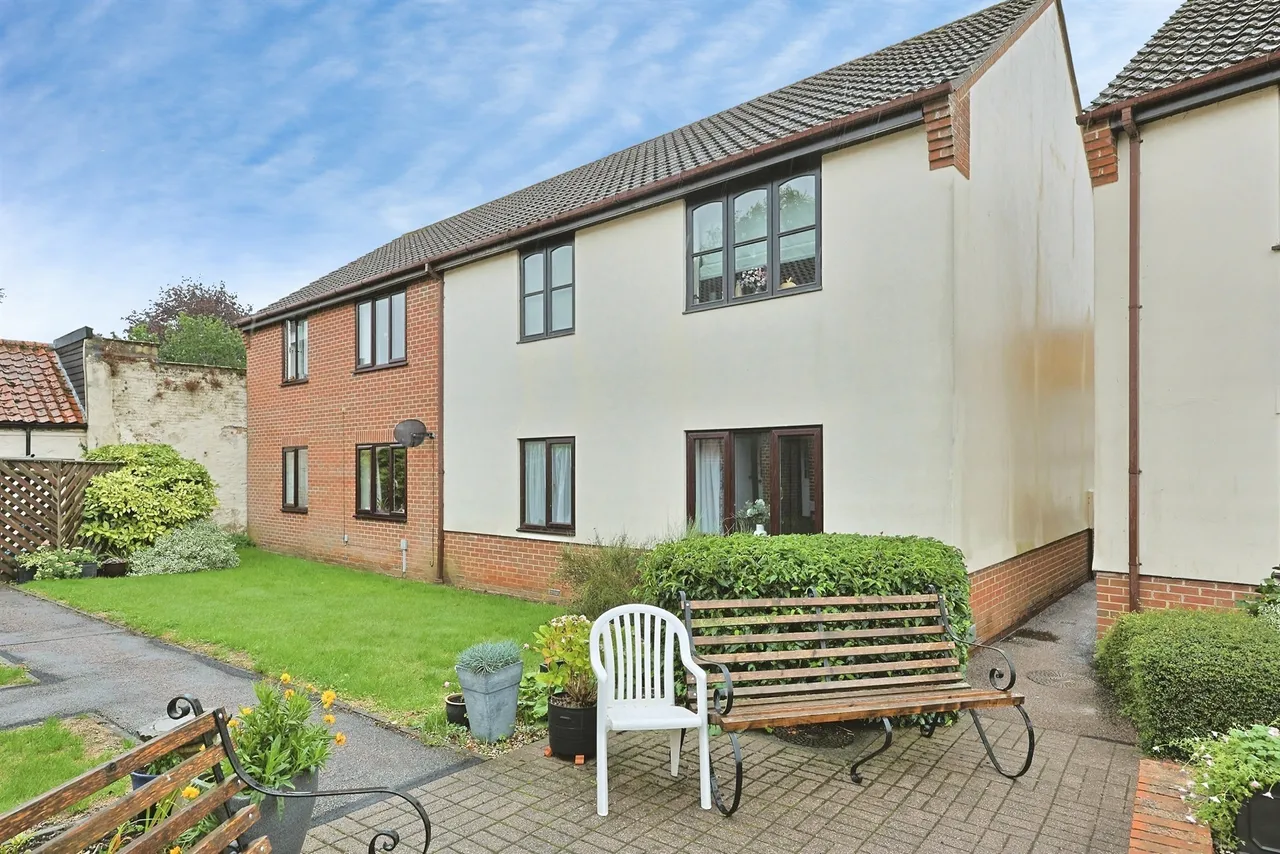 Middleton Court, Wymondham, photo 3