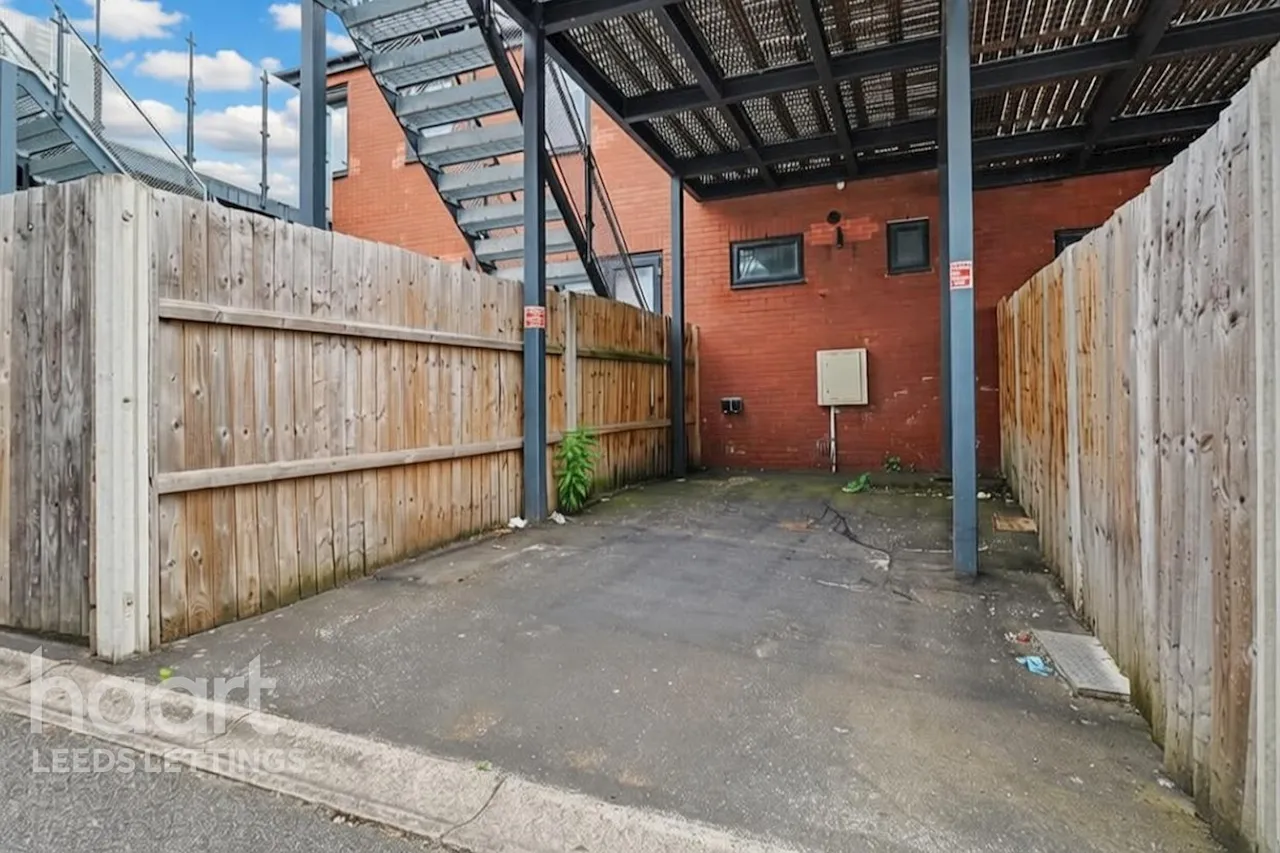High wycombe, LS2, photo 3