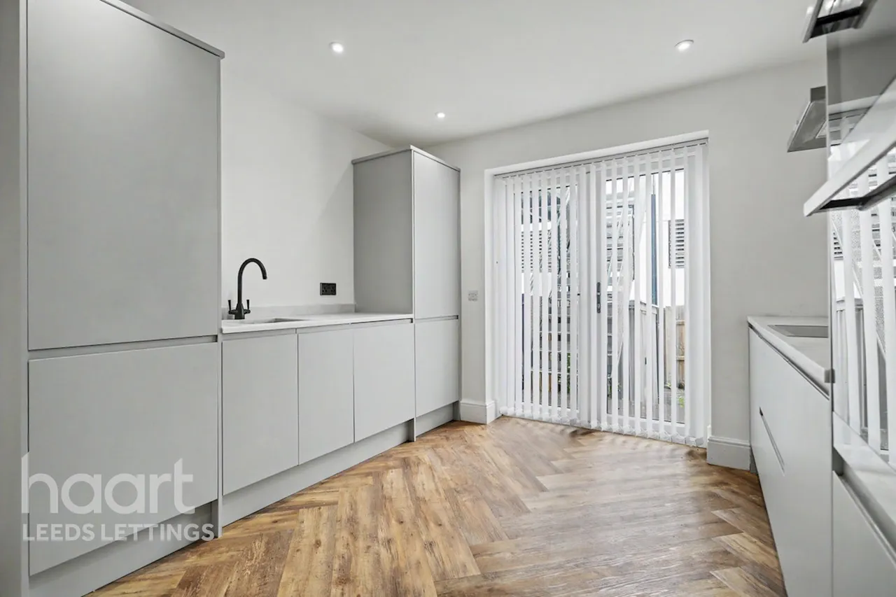 High wycombe, LS2, photo 12