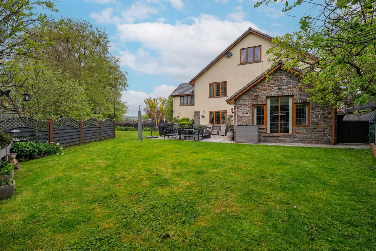 7 bed house for sale, Maes Aneurin Bevan, Tredegar