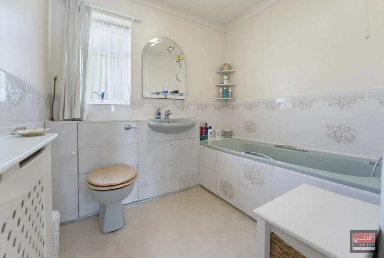 West Close, Ashford, TW15, photo 11