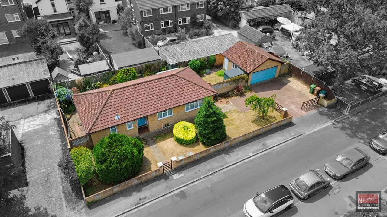 2 bed house for sale, West Close, Ashford, TW15