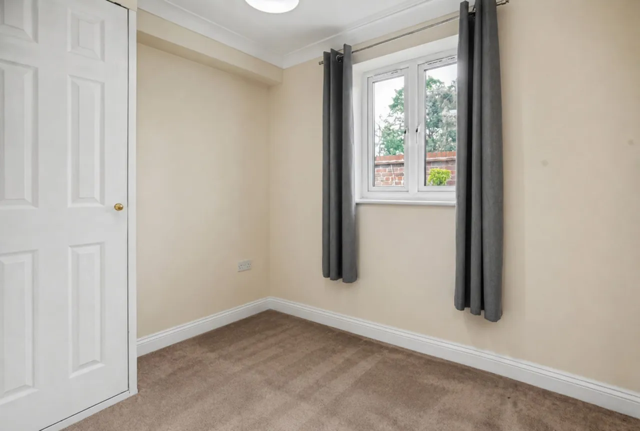 Park Court, Thame, photo 8