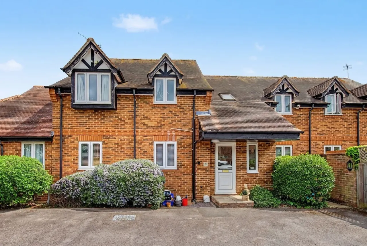 2 bed flat for sale — Park Court, Thame