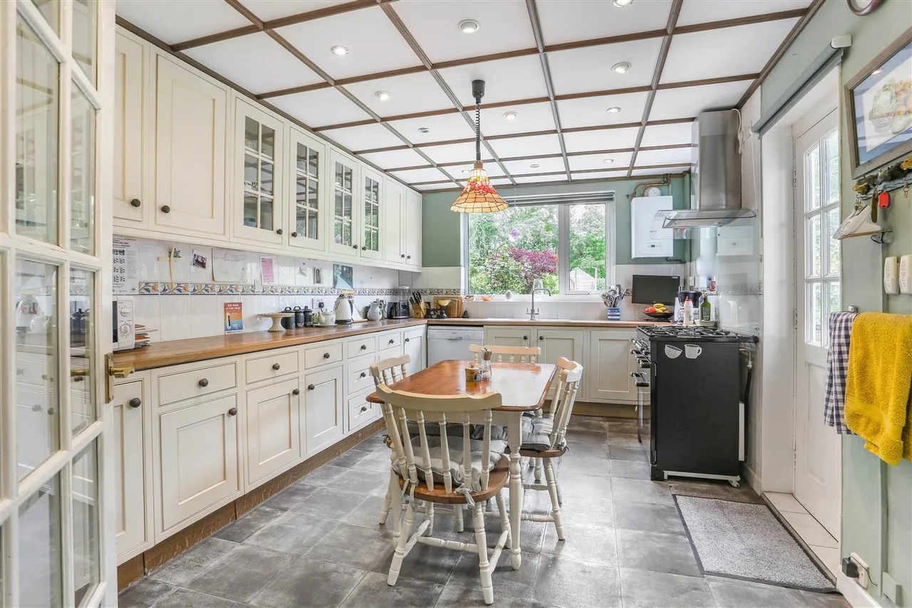 Wickham Avenue, Cheam, SM3 8DX, photo 2
