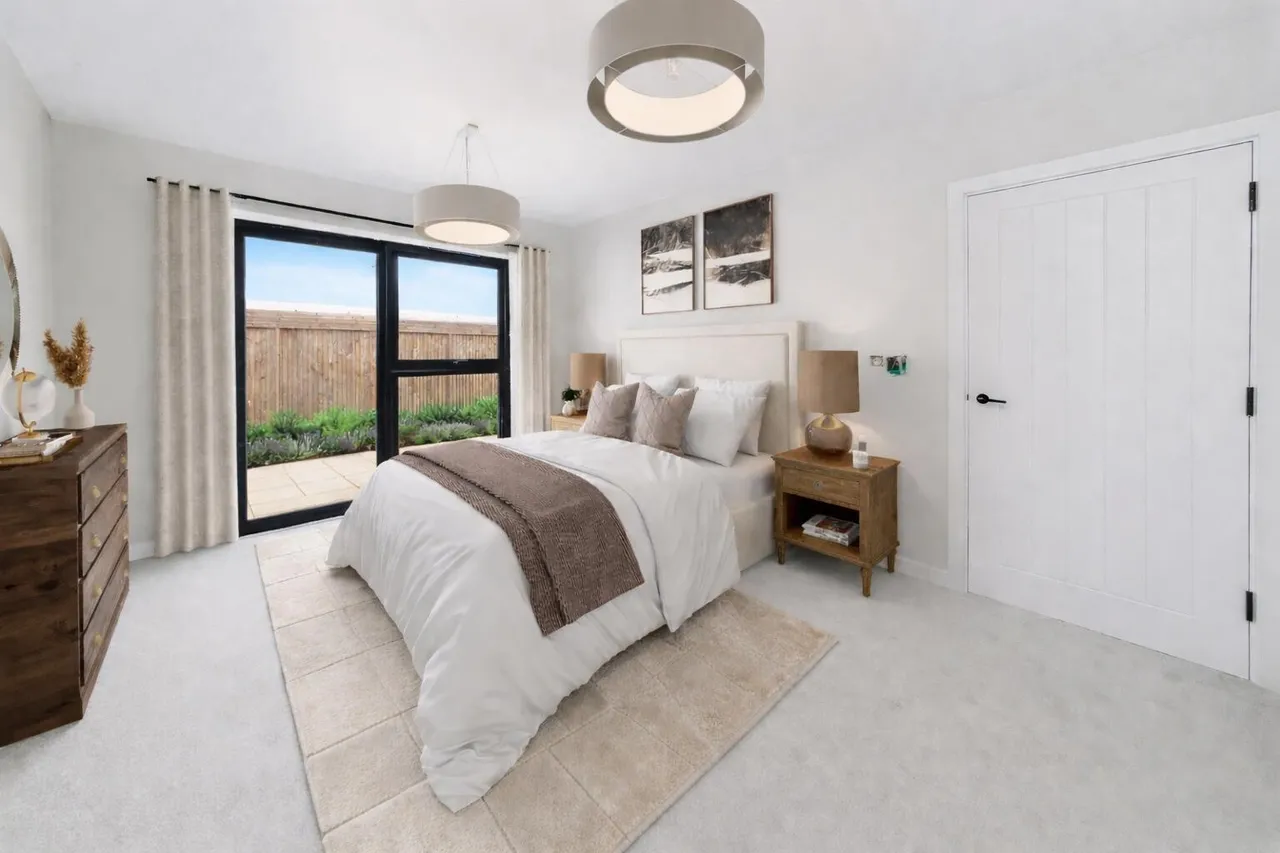 Dowlands Bungalows, Smallfield, RH6, photo 2