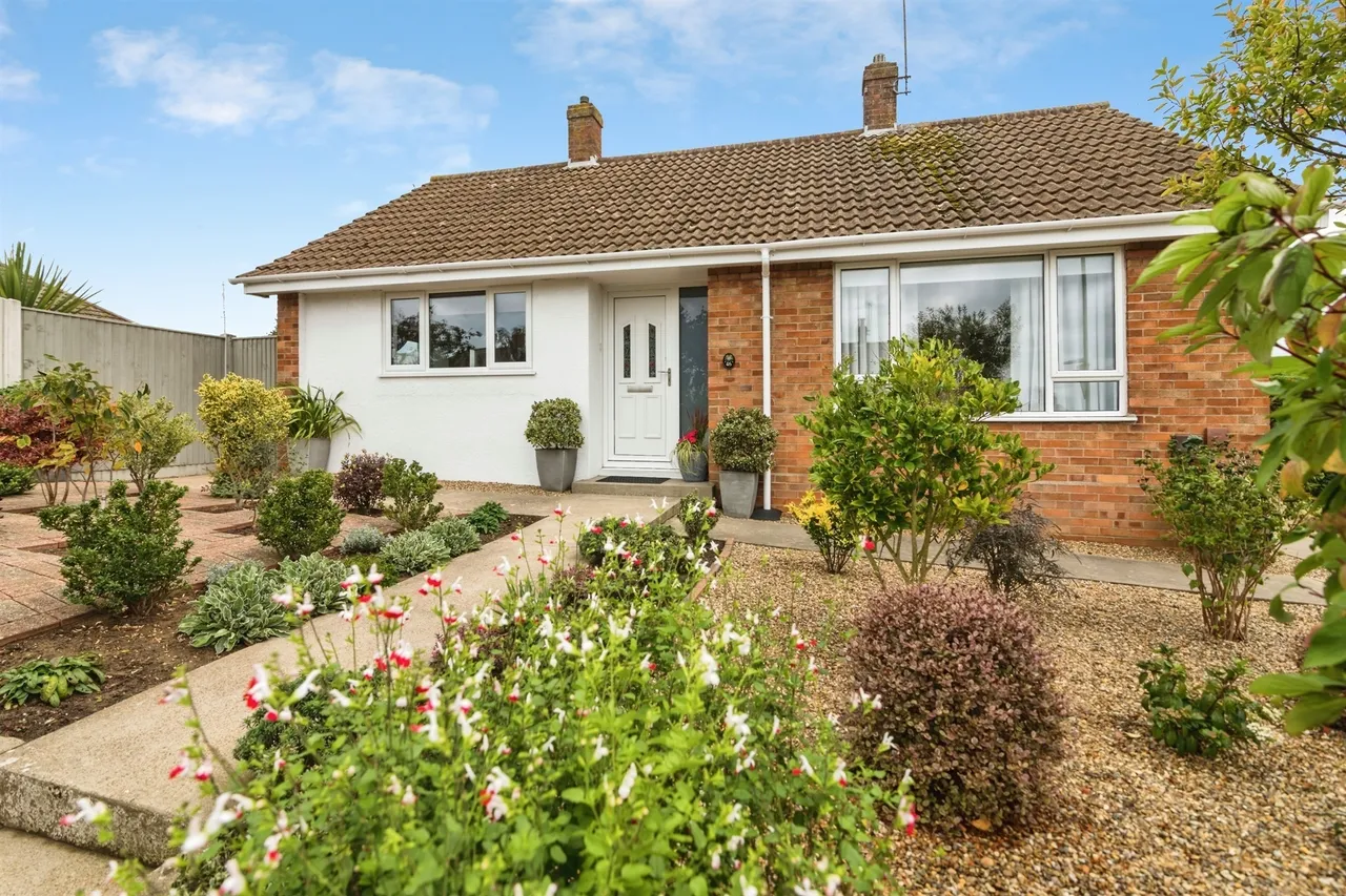 2 bed house for sale, Oulton Road, Lowestoft, NR32
