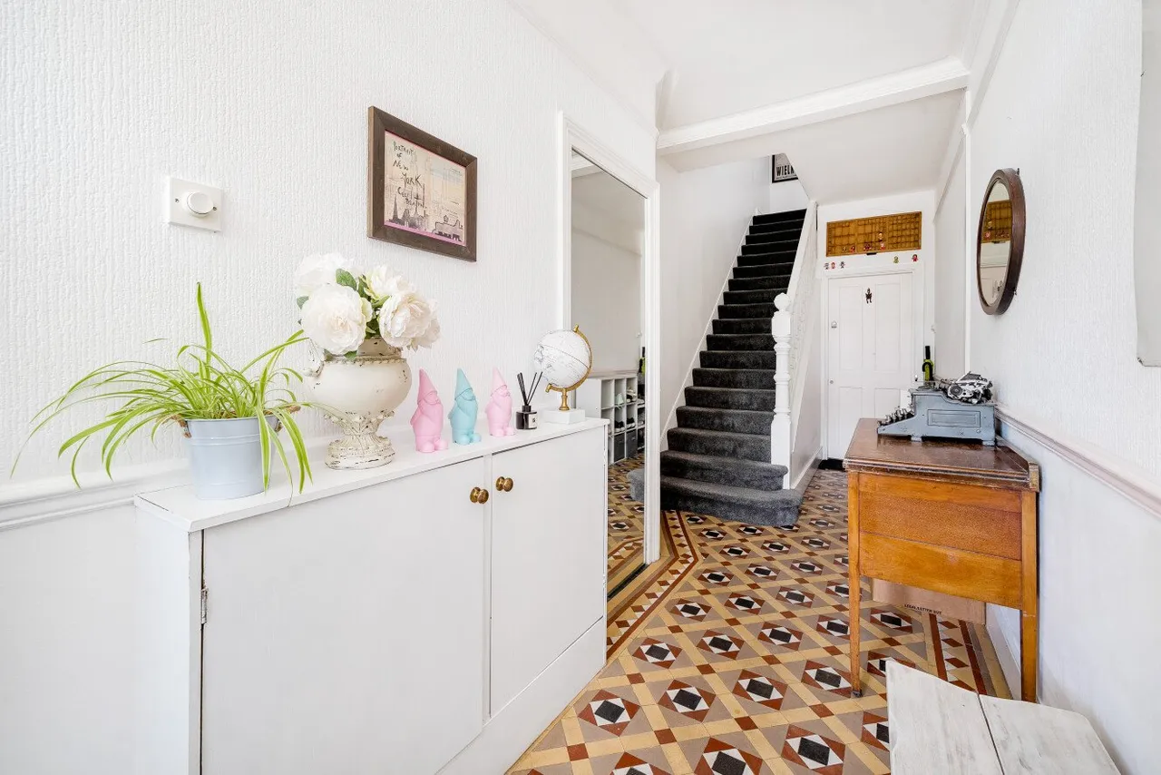 Buxton Gardens, Acton, W3, photo 9