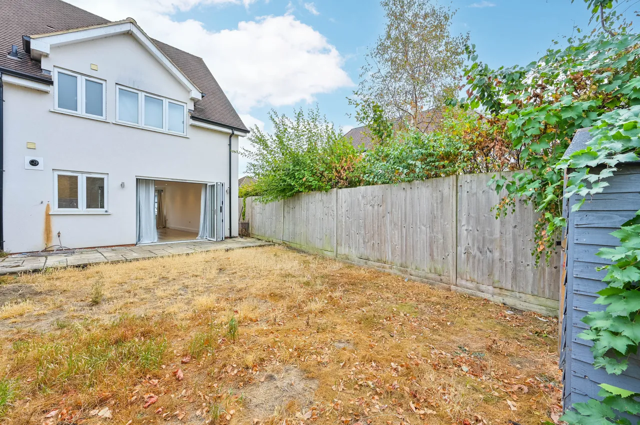 57 Weston Avenue, West Molesey, photo 3