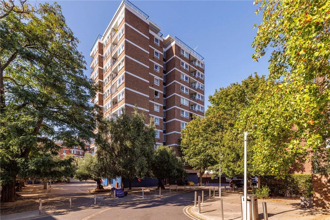2 bed flat for sale — King Charles House, Wandon Road, London, SW6