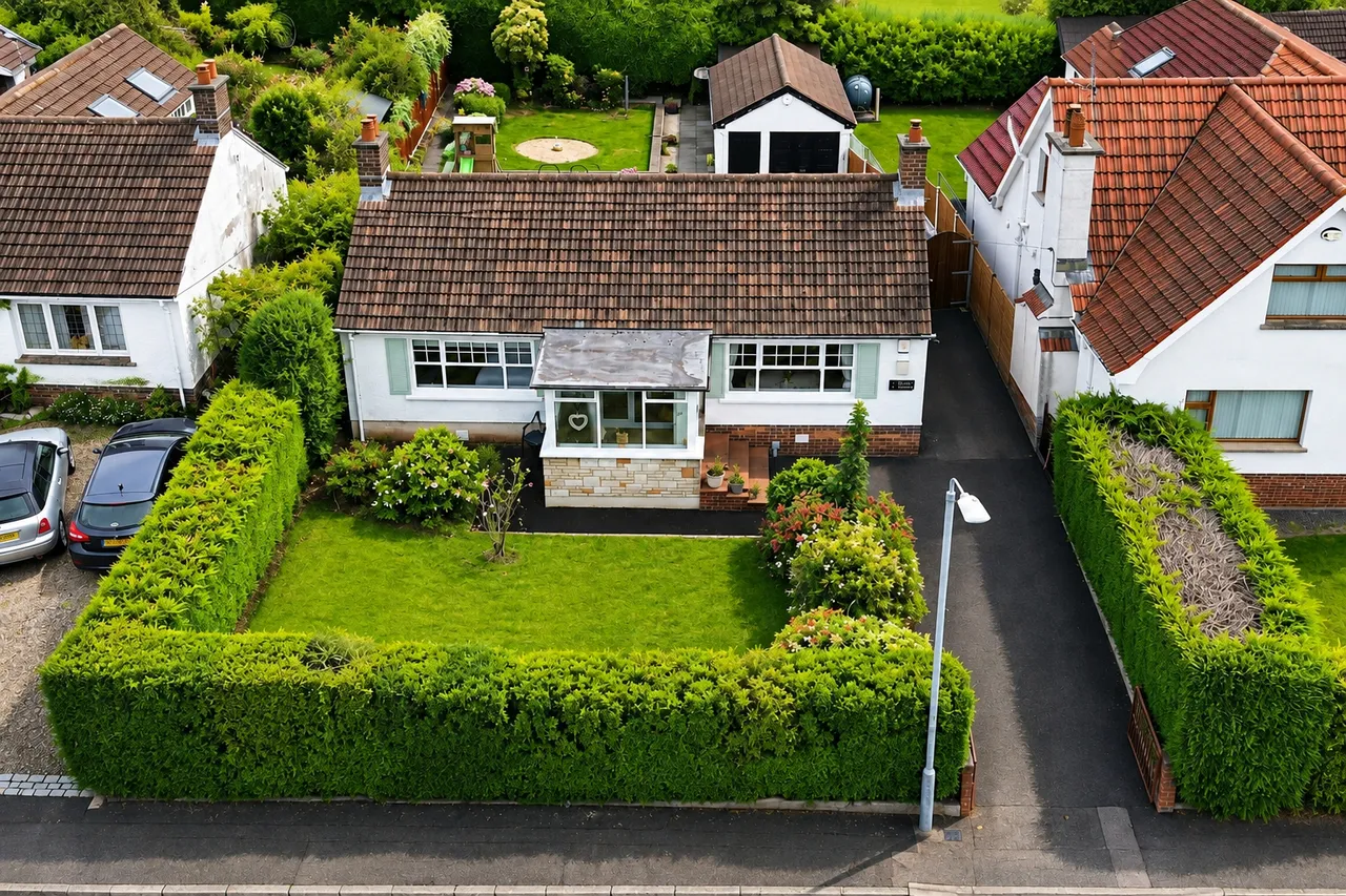 3 bed house for sale — Woodland Gardens, Lambeg, BT27