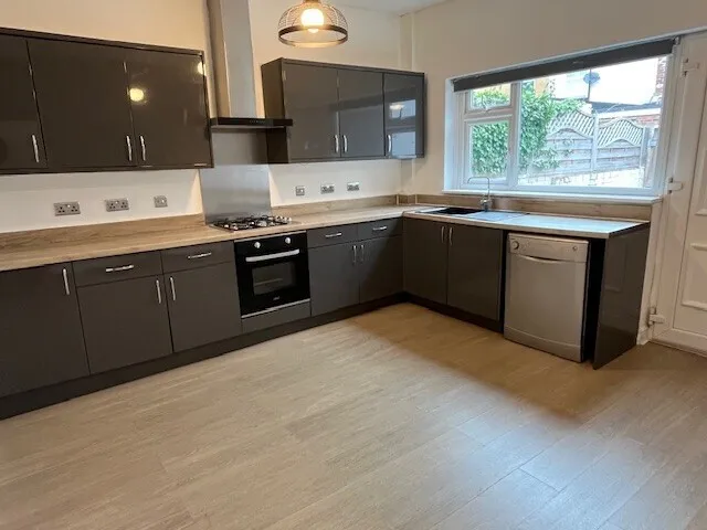 3 bed house to rent — Radcliffe Road, Bentley