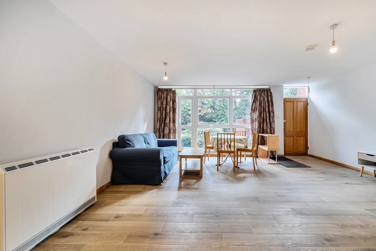 Woodside Park Road, London, N12, photo 9