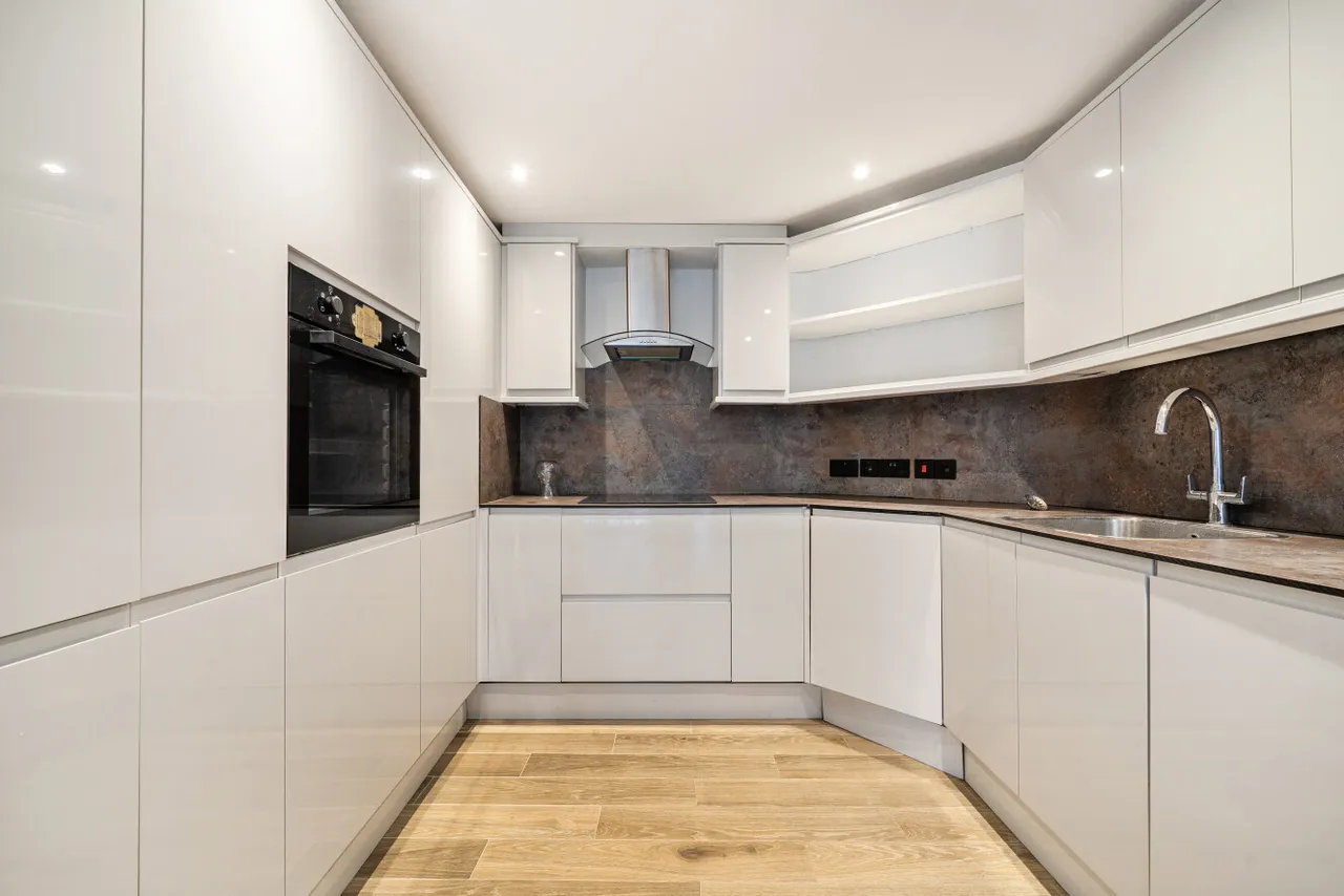 Woodside Park Road, London, N12, photo 11