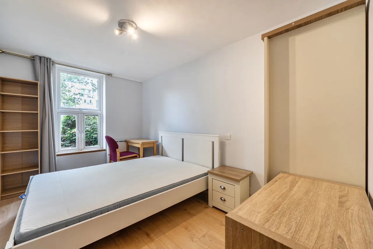 Woodside Park Road, London, N12, photo 7