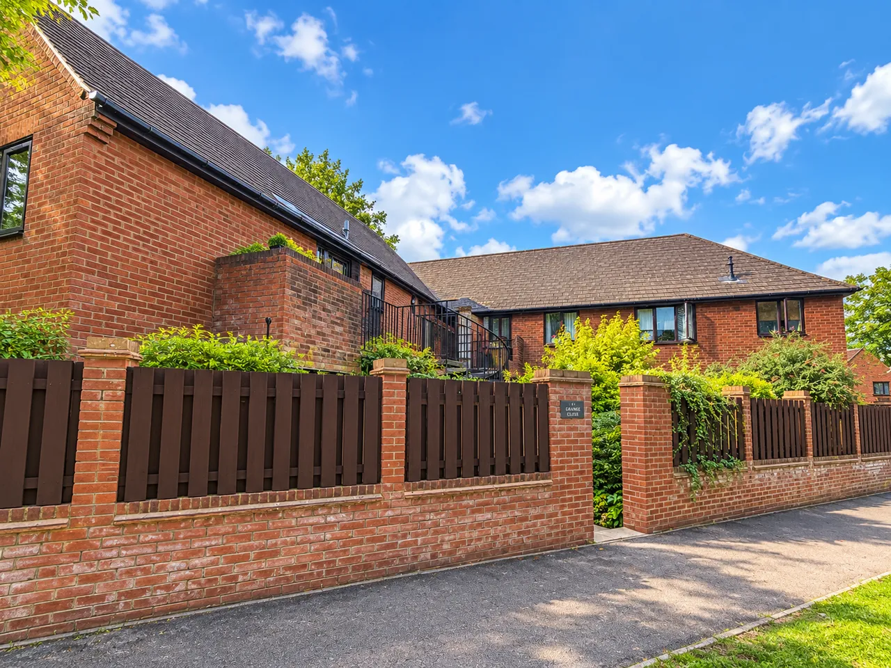 2 bed flat to rent, Grange Close, Godalming, GU7