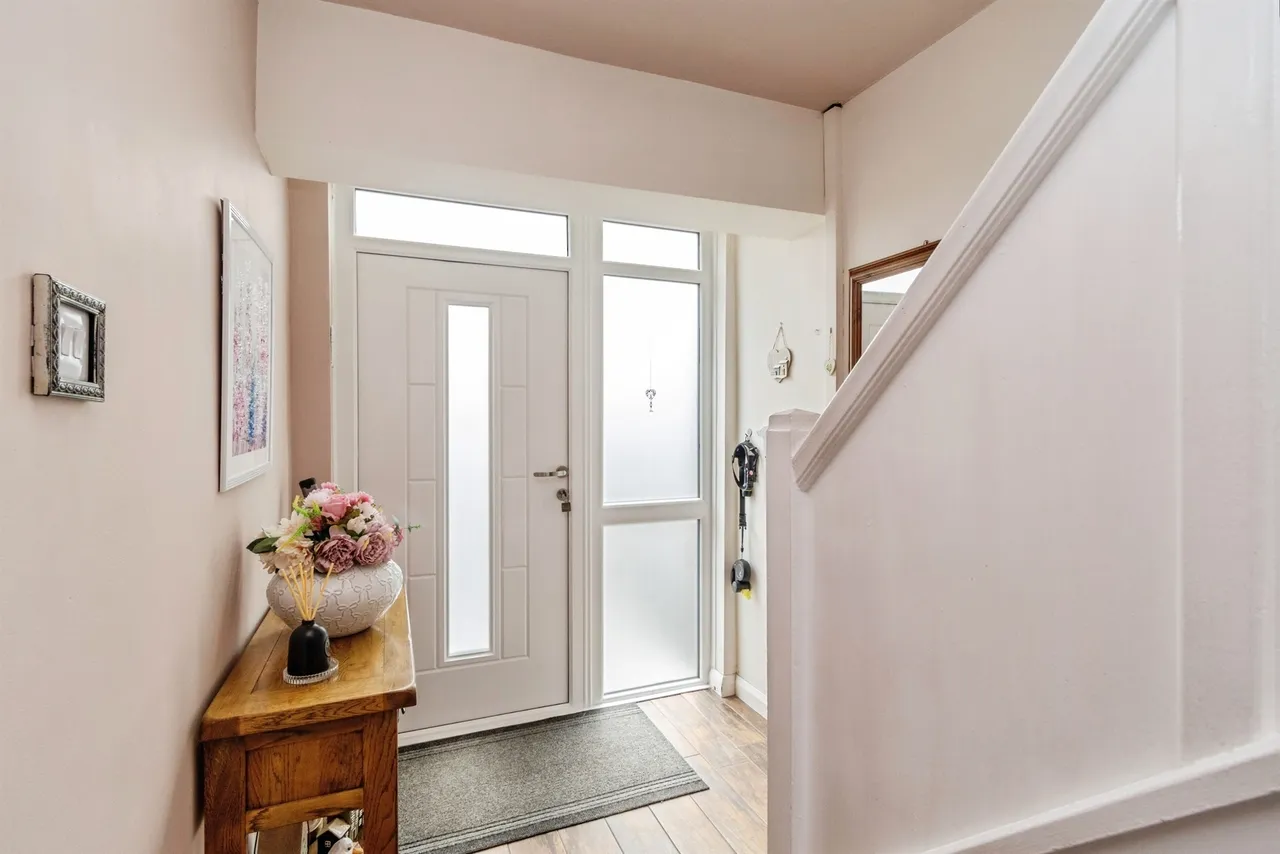 Salcombe Grove, Bilston, WV14, photo 3