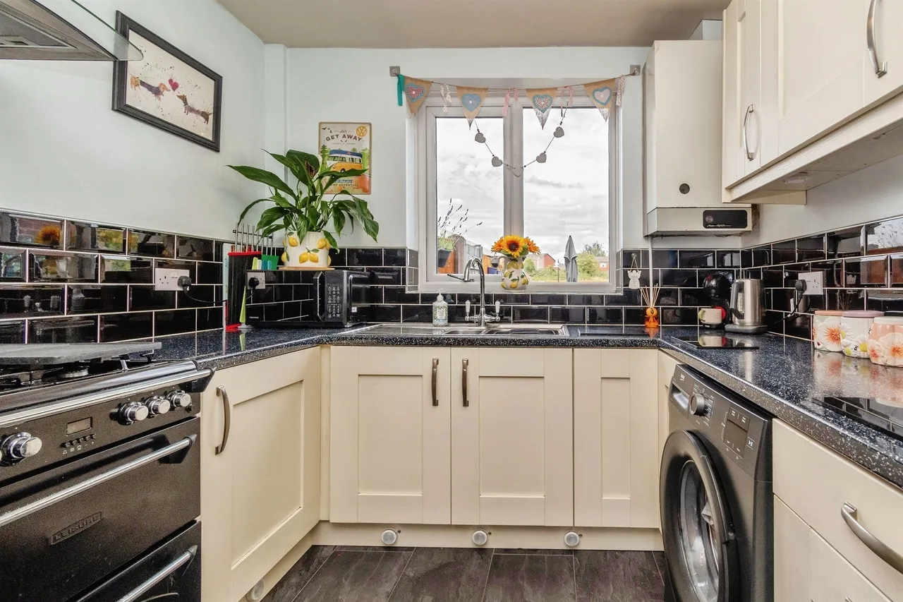 Salcombe Grove, Bilston, WV14, photo 8