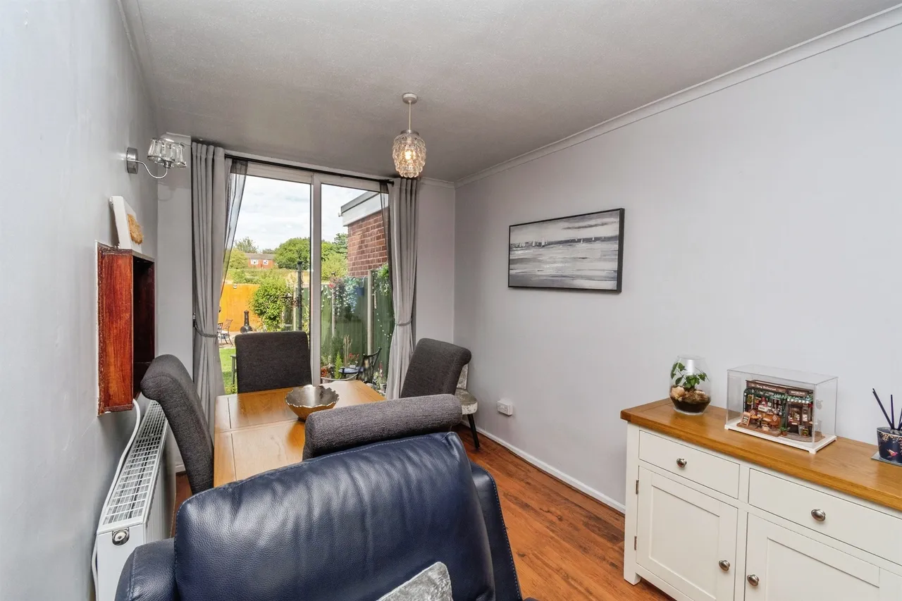 Salcombe Grove, Bilston, WV14, photo 6