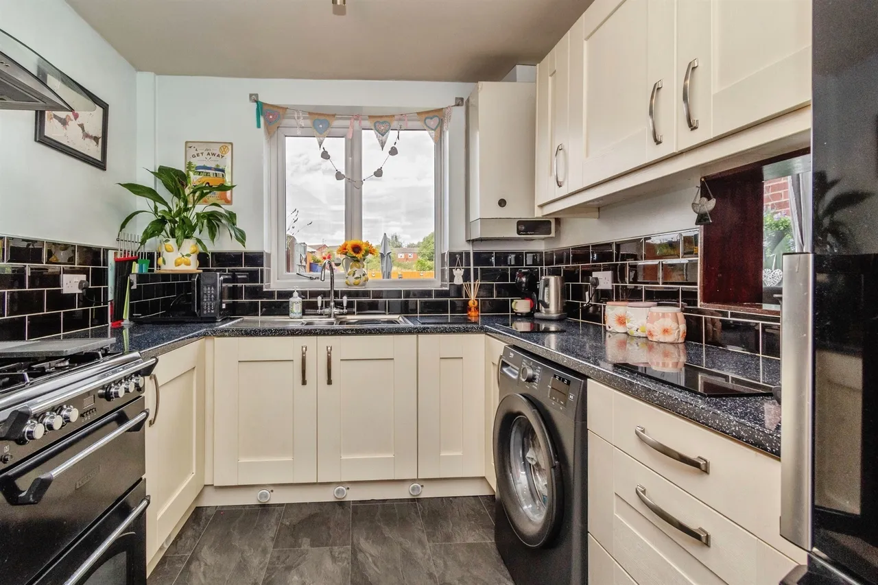 Salcombe Grove, Bilston, WV14, photo 9