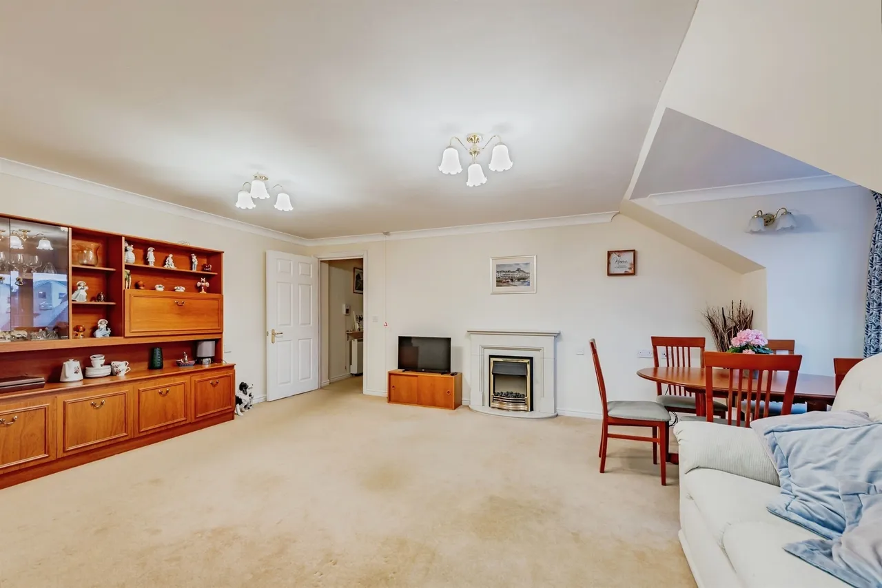London Road, Redhill, photo 3
