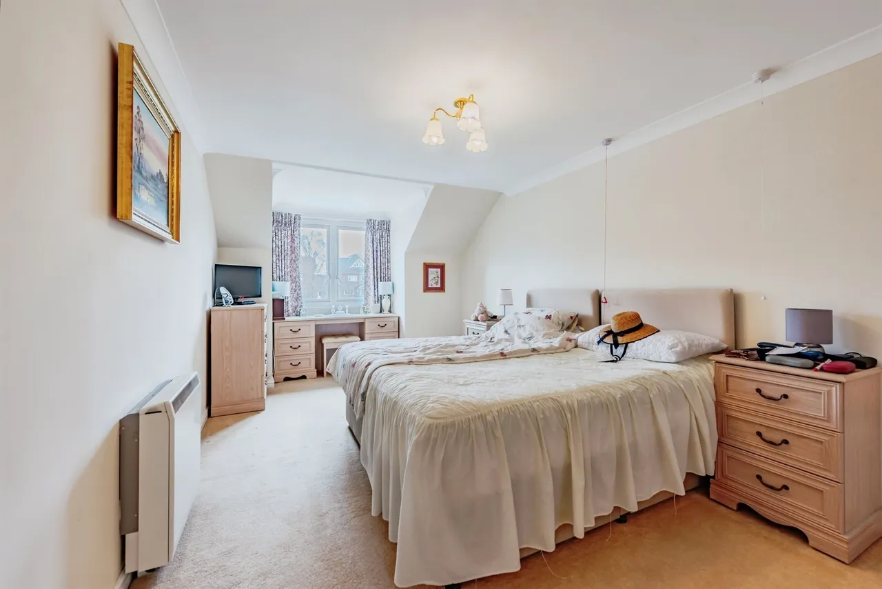 London Road, Redhill, photo 8