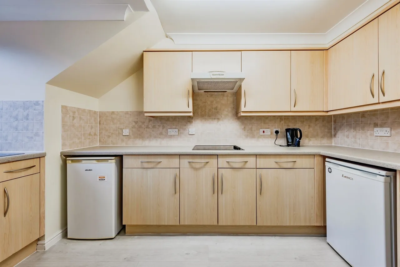 London Road, Redhill, photo 6