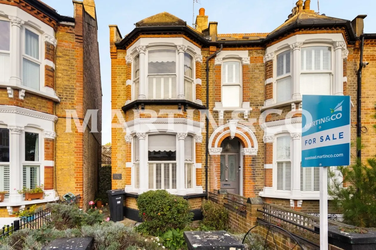3 bed house for sale — Addison Road, Wanstead