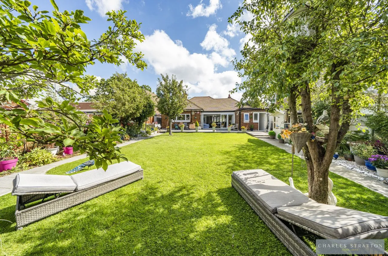 3 bed house for sale — Brook Close, Romford, Essex, RM2 5QU