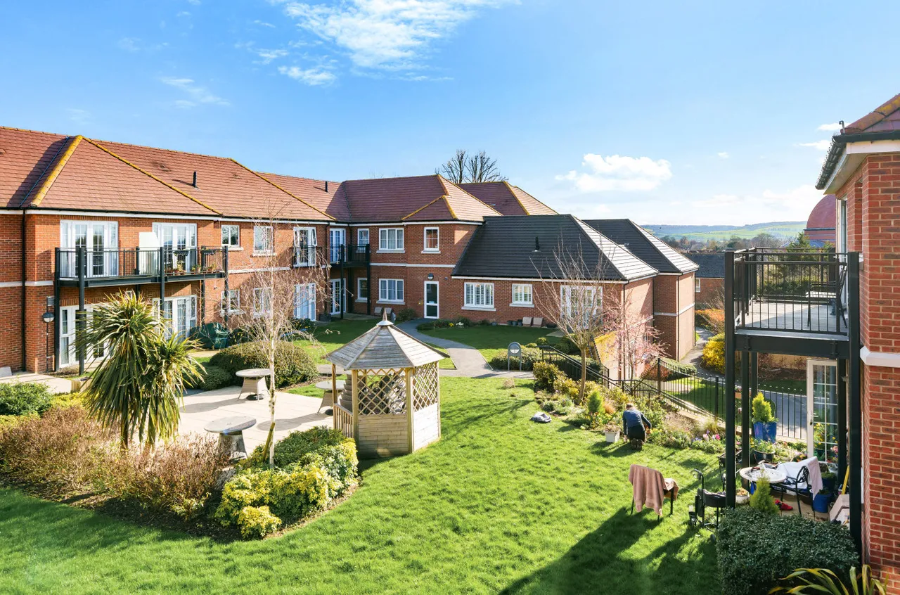 Eaves Court, The retreat, HP27, photo 3