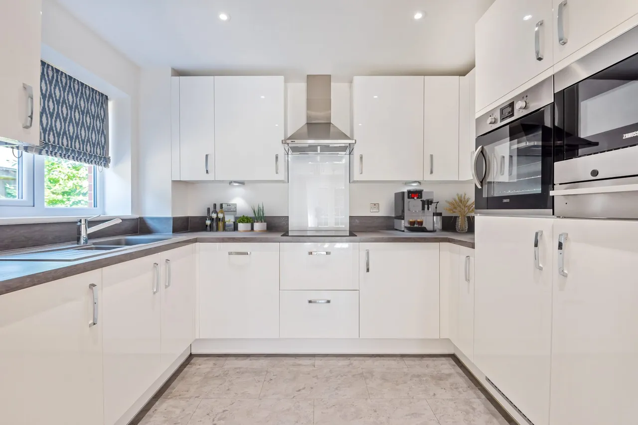 Eaves Court, The retreat, HP27, photo 4