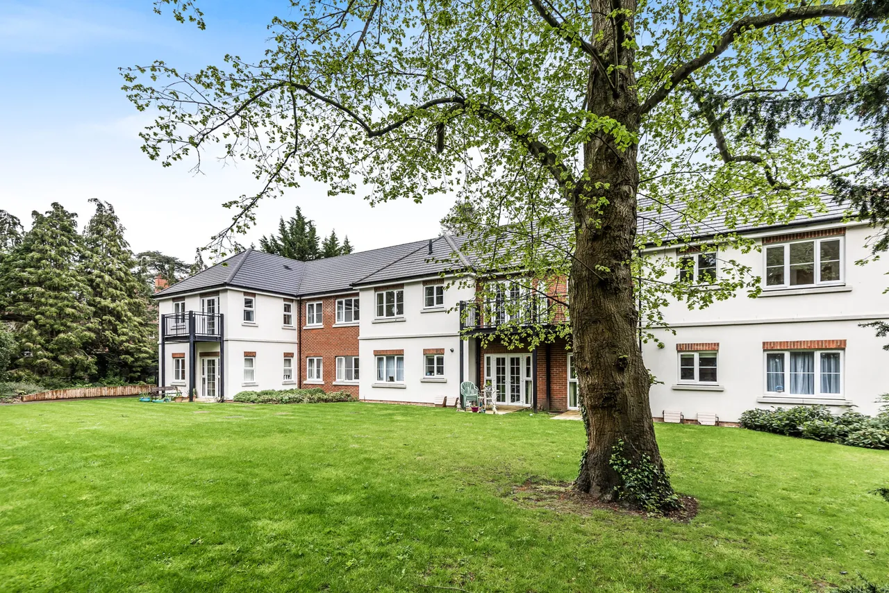 Eaves Court, The retreat, HP27, photo 9